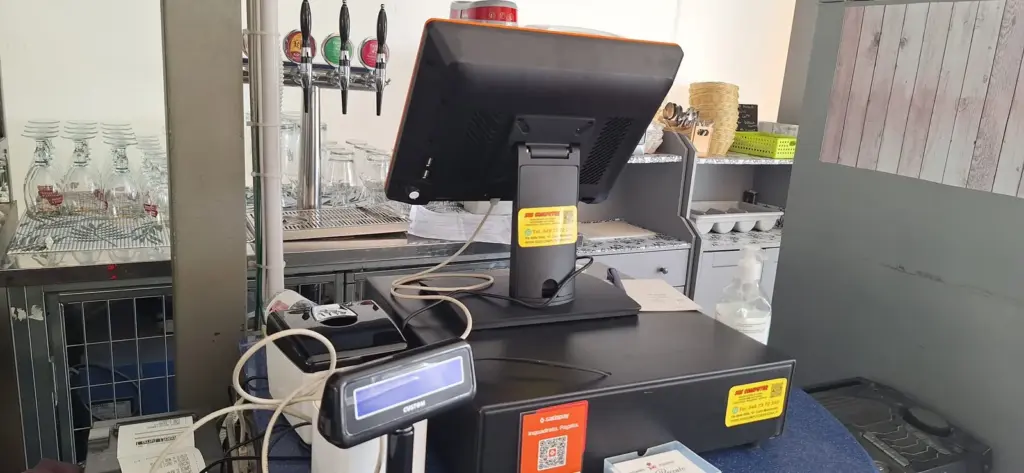 Cassa touch con display cliente e assistenza SOS Computer al bancone di un bar