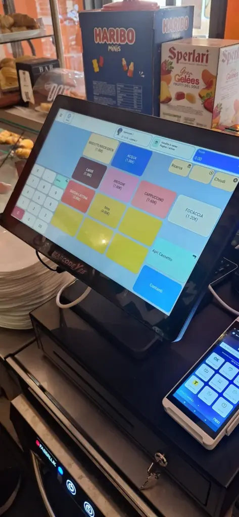 Cassa touch con POS installata in un negozio