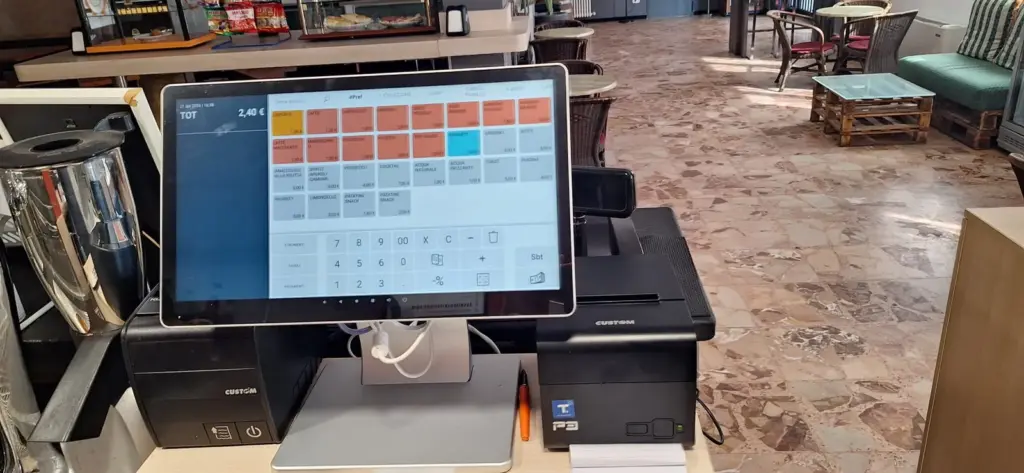 Cassa touch per ristorante con stampanti Custom installata da SOS Computer