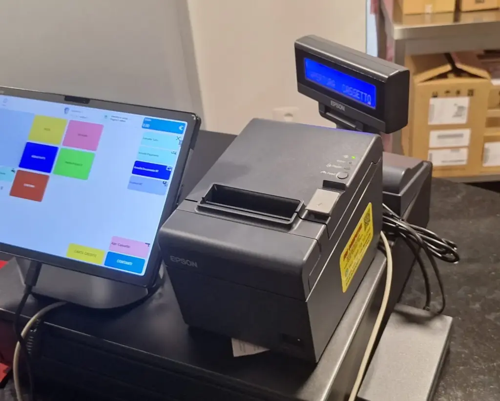 Postazione cassa con RistorAndro su tablet, stampante Epson e display cliente installata da SOS Computer
