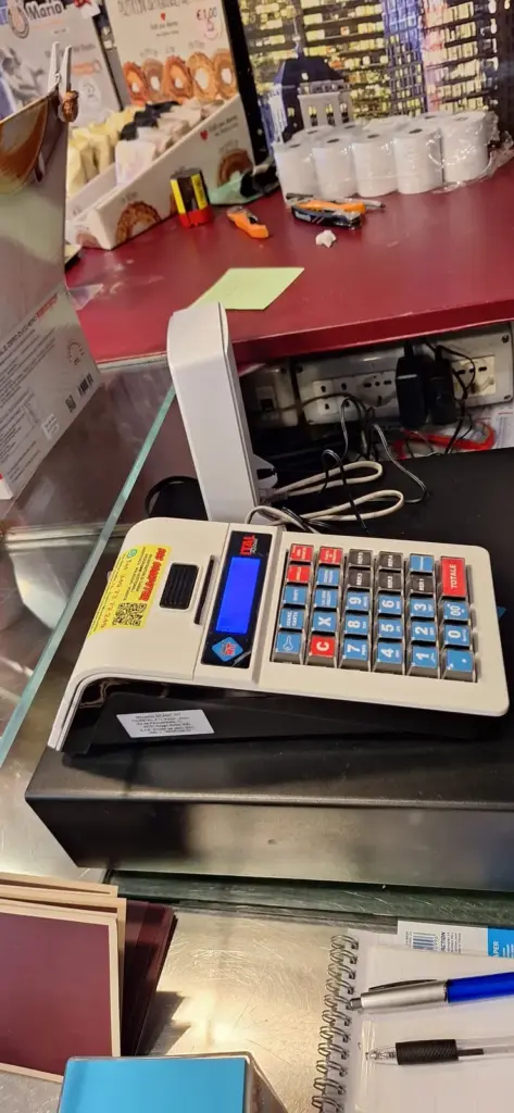 Registratore di cassa telematico su bancone in vetro