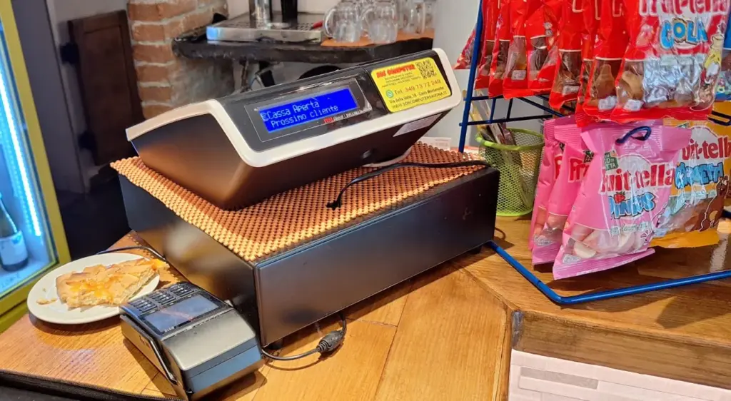 Registratore telematico sul bancone di un bar, installato da SOS Computer