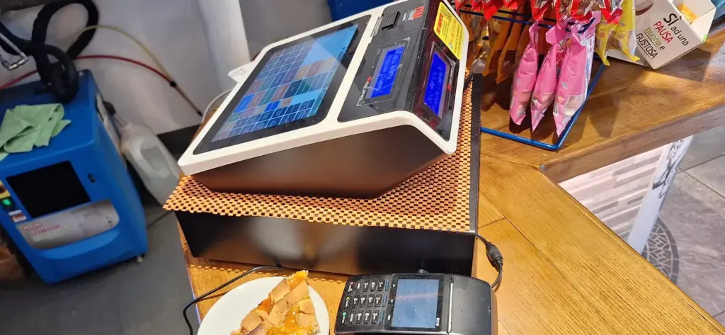 Registratore telematico touch sul bancone, installazione SOS Computer