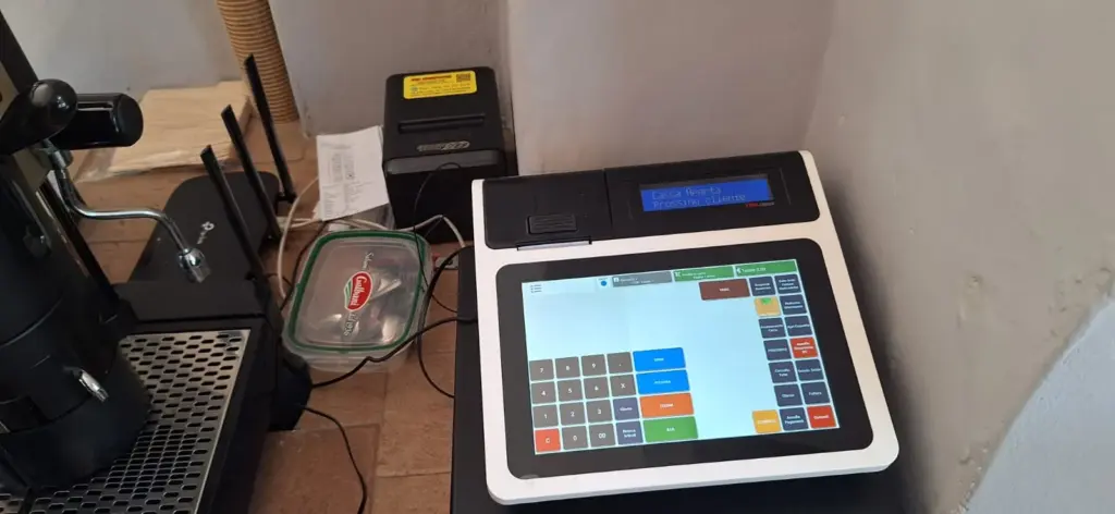 Registratore telematico touch con stampante installato in un bar